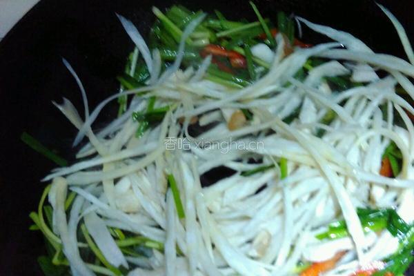 韭菜炒鸡腿菇的做法图解2