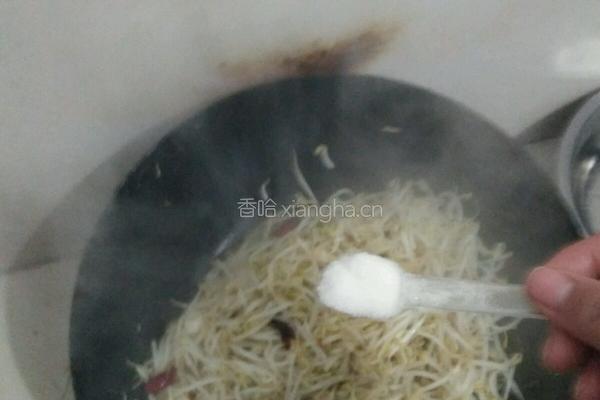 绿豆芽炒馓子的做法图解3