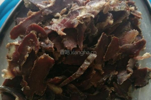 炒青椒牛肉干巴的做法图解1