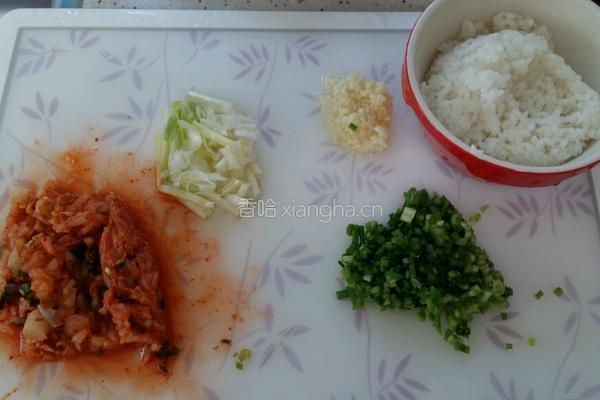 泡菜鸡蛋炒饭的做法图解1