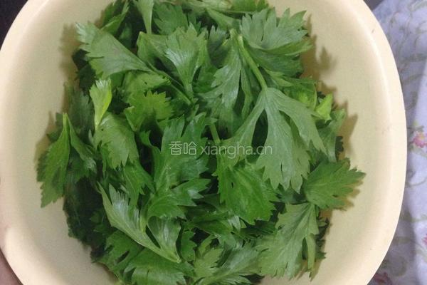 芹菜叶子鸡蛋饼的做法图解1