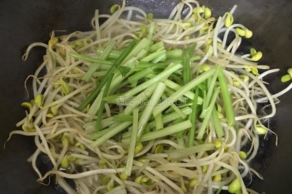 芹菜豆芽汤的做法图解2