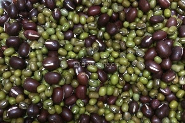 红豆绿豆核桃仁粥的做法图解1