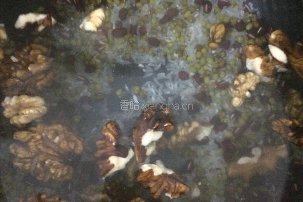 红豆绿豆核桃仁粥的做法图解4