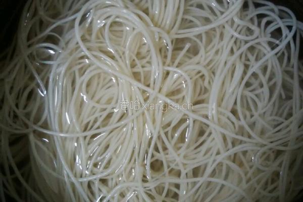 浓香鸡肉汤面的做法图解1