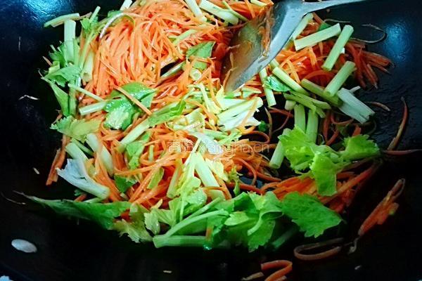 芹菜炒胡萝卜的做法图解5