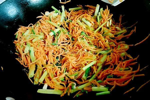 芹菜炒胡萝卜的做法图解6
