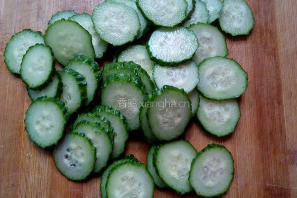 黄瓜杏鲍菇炒肉的做法图解2