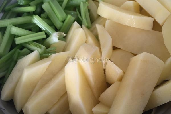 芹菜土豆汤的做法图解1