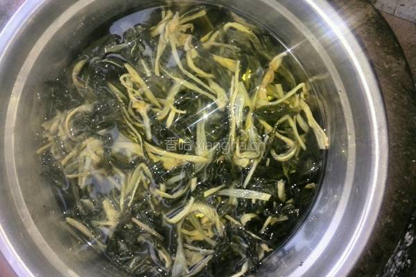 浓浓猪骨菜干汤的做法图解3