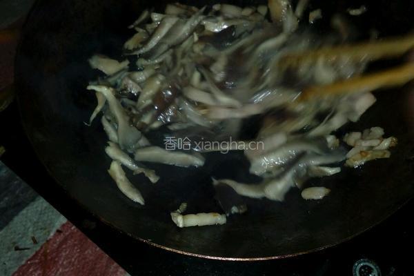 蘑菇炒肉的做法图解3