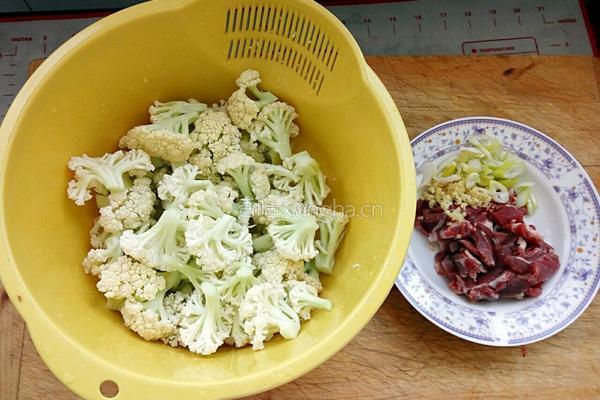 肉片炒菜花的做法图解1