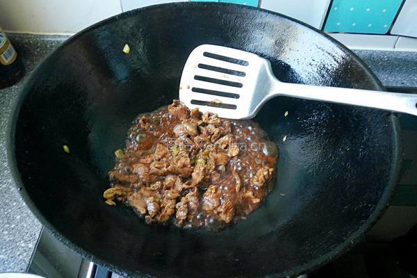 肉丝炒蒜黄的做法图解5