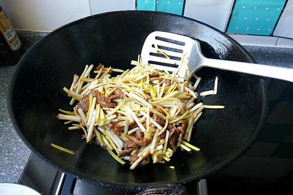 肉丝炒蒜黄的做法图解7