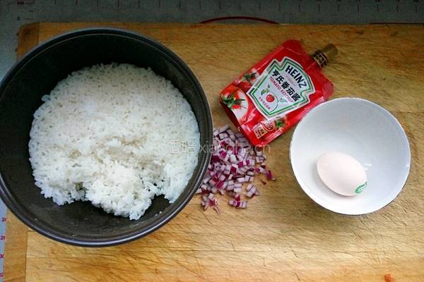 番茄炒饭的做法图解1
