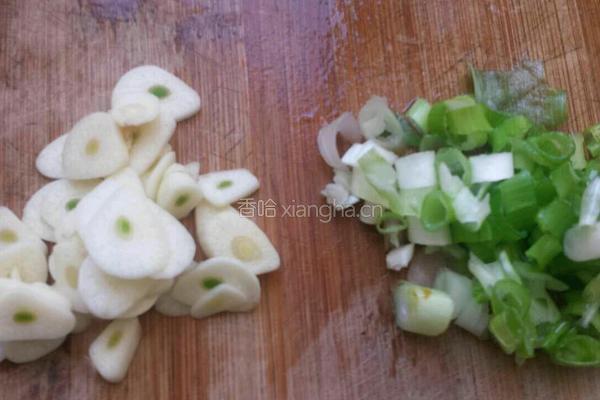 荷兰豆烧香肠的做法图解2