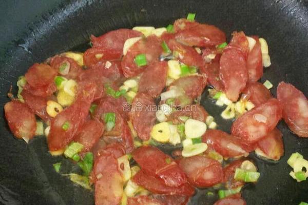 荷兰豆烧香肠的做法图解4