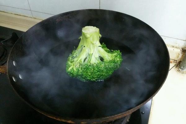 西兰花炒饭的做法图解2
