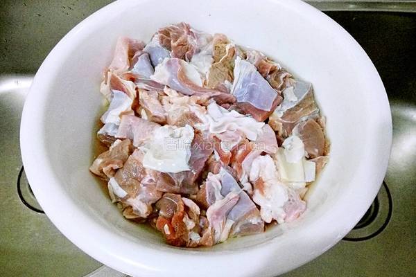 清汤羊肉山药煲的做法图解2