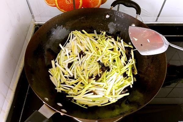 蒜黄木耳炒鸡蛋的做法图解5