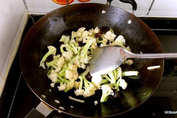 核桃仁炒菜花的做法图解3