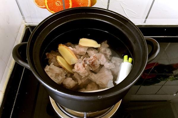 红豆薏米脊骨汤的做法图解4