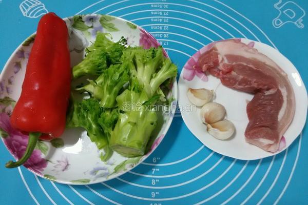 菜梗炒五花肉的做法图解1
