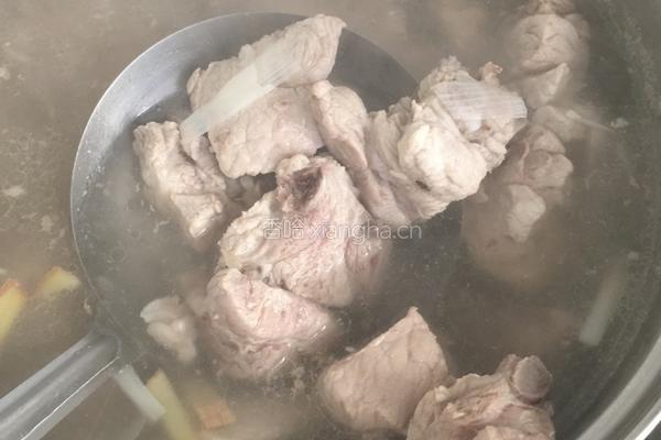 排骨炖豆角土豆的做法图解1