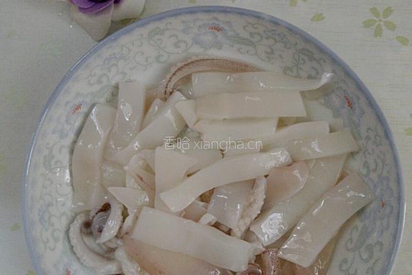 鱿鱼炒胡萝卜的做法图解2