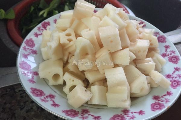 酸辣泡菜藕丁的做法图解1