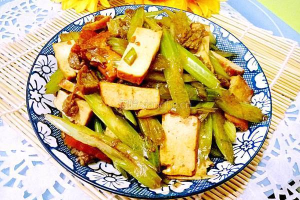熏干芹菜肉片