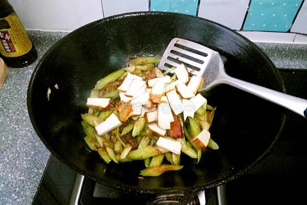 熏干芹菜肉片的做法图解5