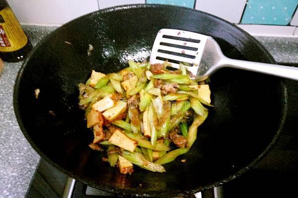 熏干芹菜肉片的做法图解6