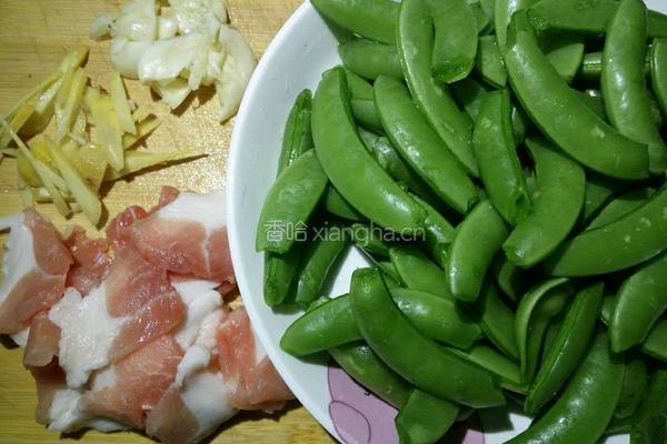 甜豆炒肉的做法图解1