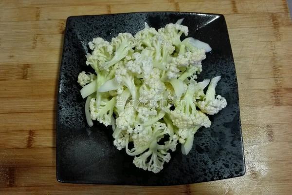 番茄炒菜花的做法图解1