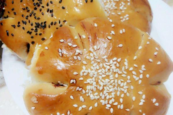 豆沙花朵面包的做法图解1