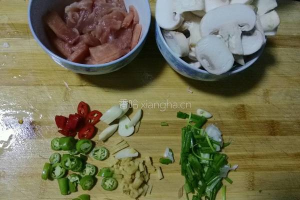 蘑菇炒肉片的做法图解2