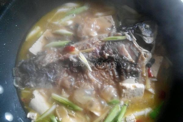 鲫鱼炖豆腐的做法图解3