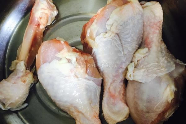 胡萝卜鸡腿绊饭的做法图解1