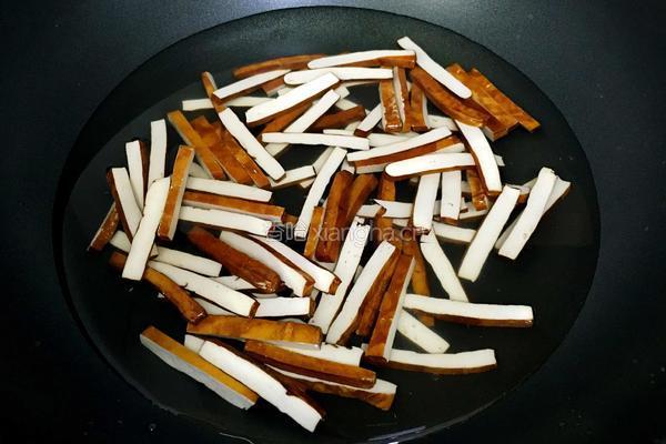香干炒蒜苔的做法图解5