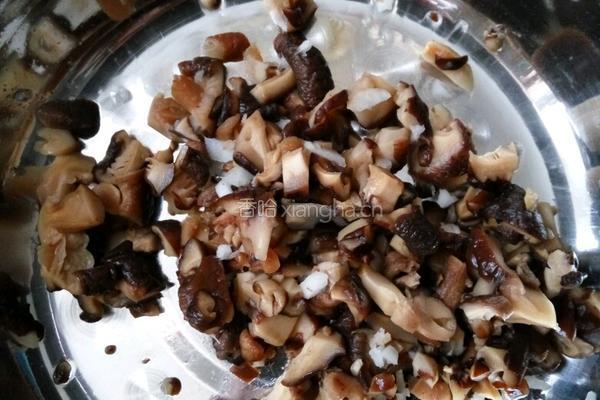 马蹄香菇蒸肉饼的做法图解2