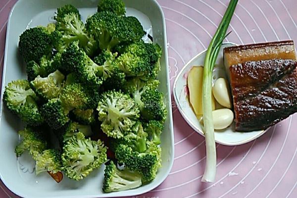 腊肉小炒西兰花的做法图解2