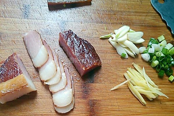 腊肉小炒西兰花的做法图解3