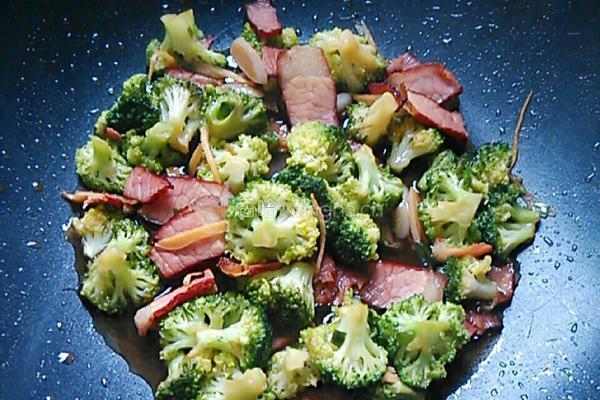 腊肉小炒西兰花的做法图解8