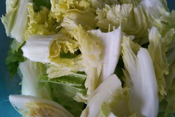 油渣煮白菜的做法图解1