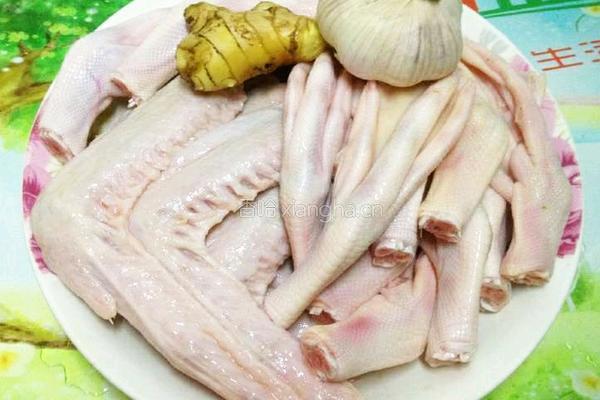 卤鸭翅鸭掌(酱油版)的做法图解1