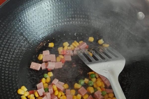火腿杂蔬炒虾仁的做法图解3
