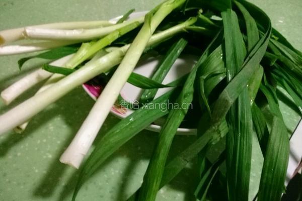青蒜炒熏干的做法图解1