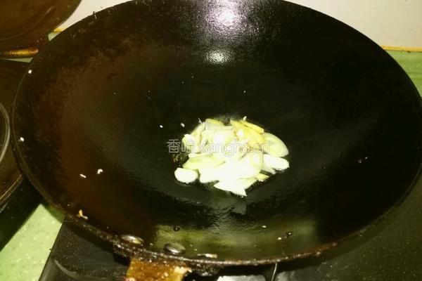 青蒜炒熏干的做法图解5