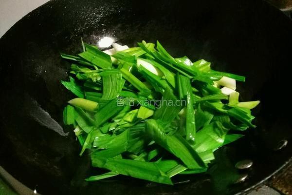 青蒜炒熏干的做法图解6